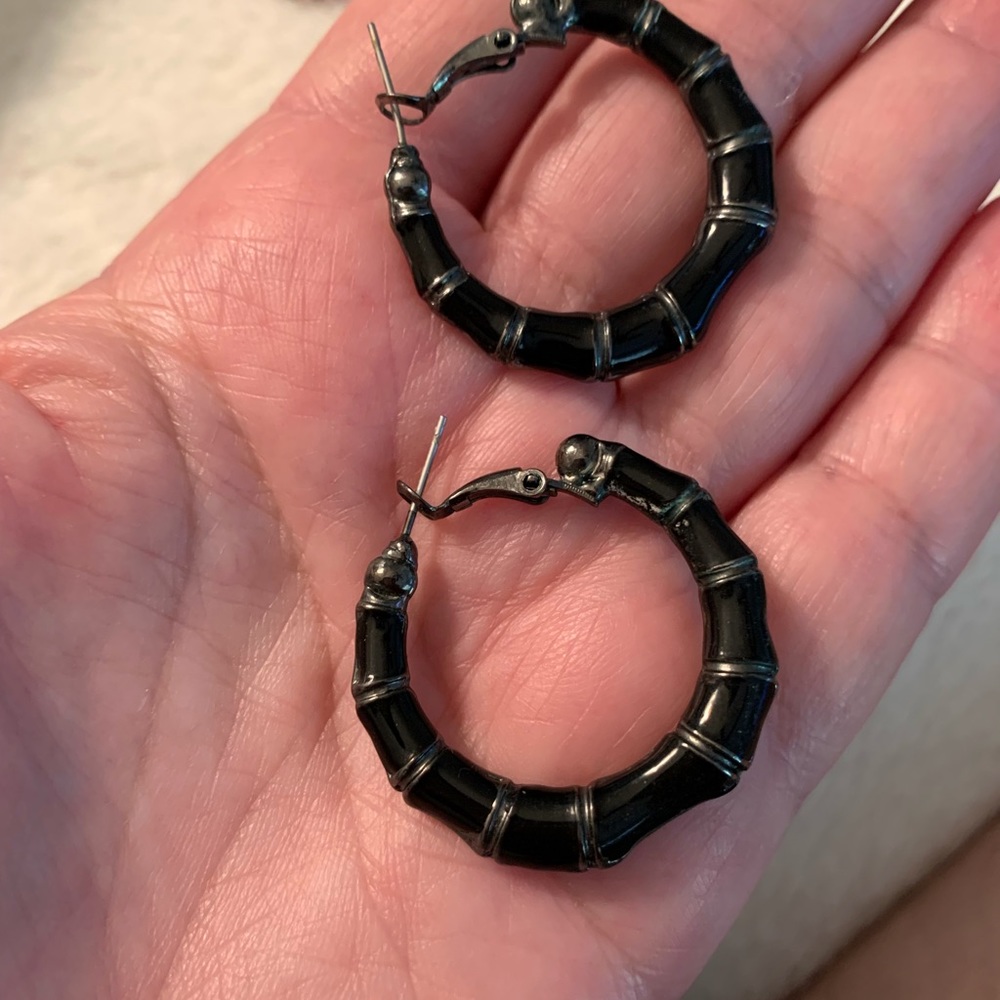 Four sets of earrings - Picture 6 of 12